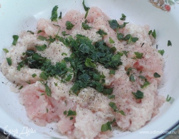 Для фрикаделек куриную грудку смолоть вместе с замоченной (затем отжатой) в молоке булкой, посолить, поперчить, добавить петрушку. Перемешать.