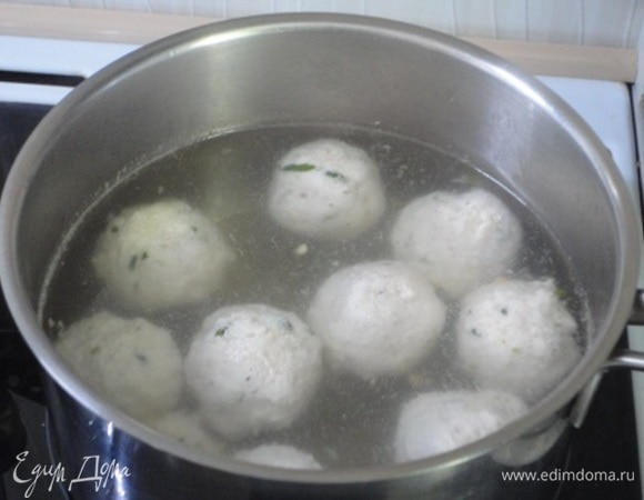 Сформировать 10–12 фрикаделек и отварить их в половине бульона.