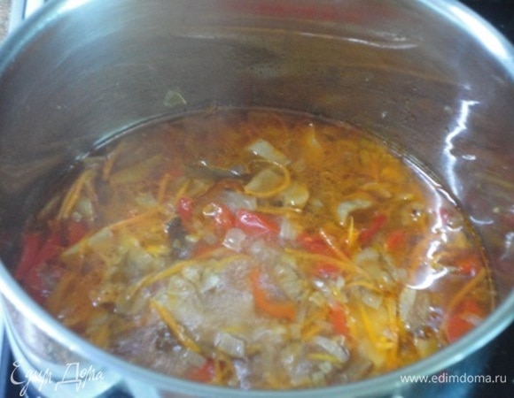 Всыпать паприку и еще раз перемешать. Влить остаток бульона и варить 10–15 минут, если вы использовали шампиньоны, и 25–30 минут, если у вас лесные грибы. Затем добавить бульон с фрикадельками, все вместе довести до кипения, влить сливки.