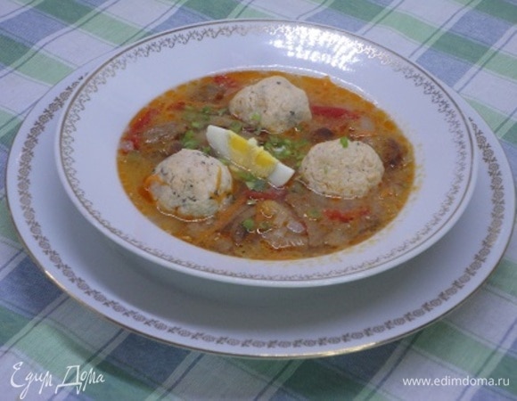 При подаче в каждую тарелку положить по дольке отваренного яйца.