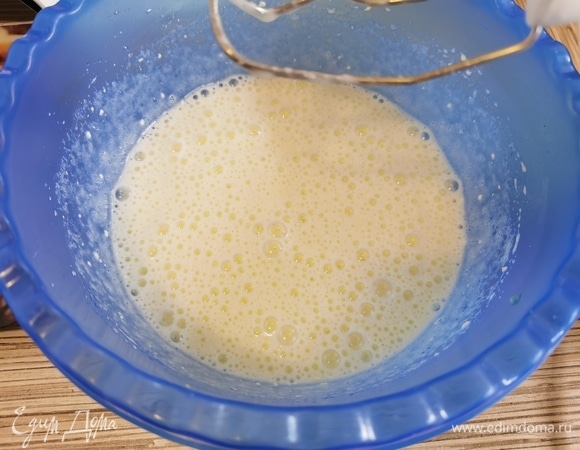 Яйца взбить с сахаром добела.