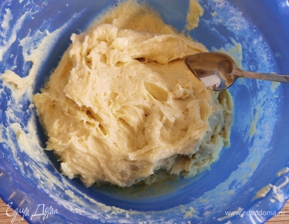 Получается вот такое мягкое липкое тесто. Удобно набирать чайной ложкой.