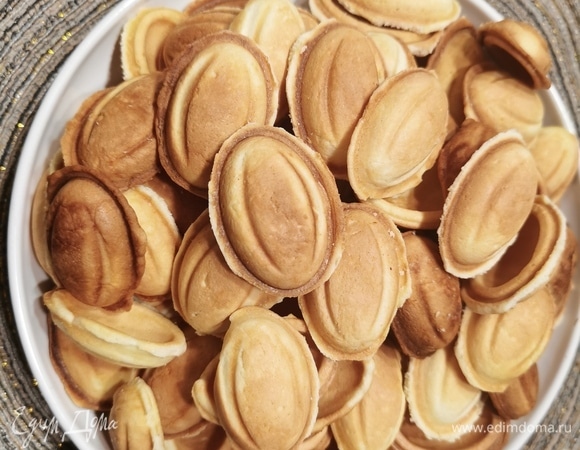 Сгущенное молоко вареное взбить с творожным сыром и наполнить половинки. Я в середину кладу кусочек грецкого ореха.