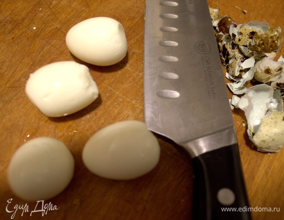 Яйца отварить 3–4 минуты, очистить.
