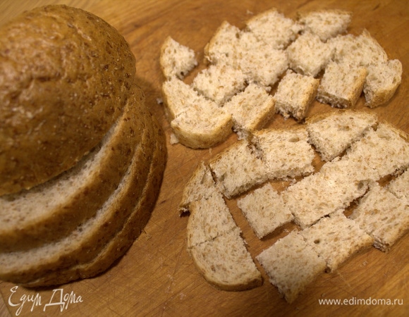 Для сухариков я взяла серый хлеб с отрубями. Нарезать кубиками.