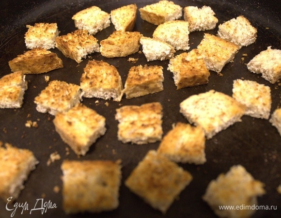 Подсушить на сухой сковороде с двух сторон.