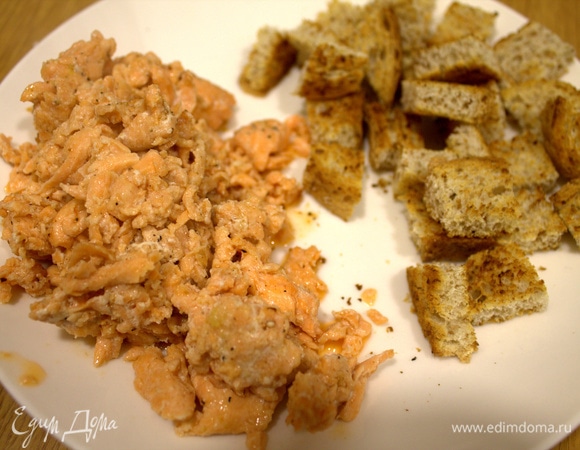 Перенести на тарелку и лосось, и сухарики.