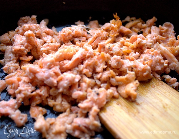 Посыпать лимонным перцем, посолить, полить соком лимона.