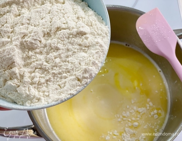 Муку, сахар и соль просеять в миску. Сливочное масло, воду и молоко смешать и нагревать на медленном огне, пока масло не растает. Как жидкость закипит, быстро всыпать всю муку. Тщательно перемешать до однородности.