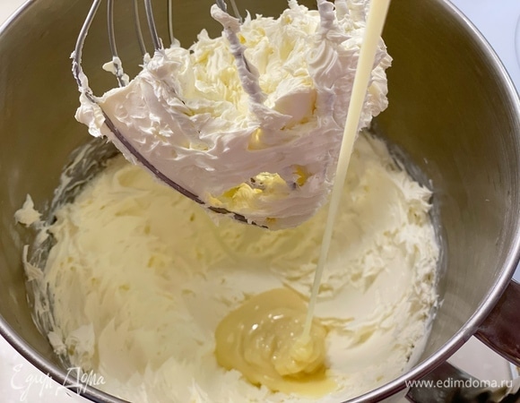 Для крема маскарпоне взбить миксером, постепенно добавляя сгущенное молоко.