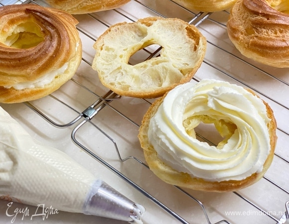 Разрезать кольцо пополам и начинить кремом.