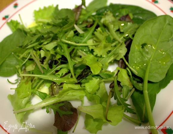 Взять большую плоскую тарелку и насыпать на дно любой салатный микс.