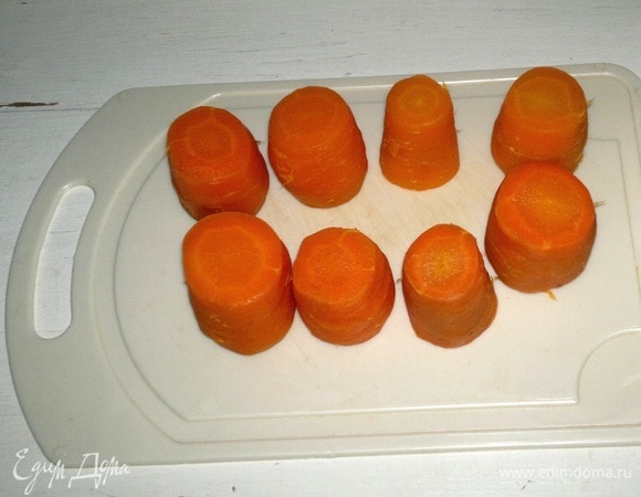 Морковные цилиндры очистить от кожуры. Срезать немного моркови снизу, чтобы цилиндры устойчиво стояли.