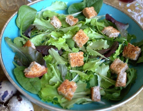 Сверху — немного сухариков.