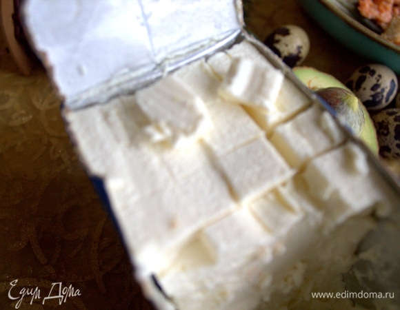 Брынзу/фету нарезать кубиком.