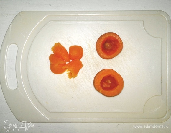 У каждого цилиндра с помощью острого тонкого ножа вынуть часть мякоти, чтобы получилось углубление.