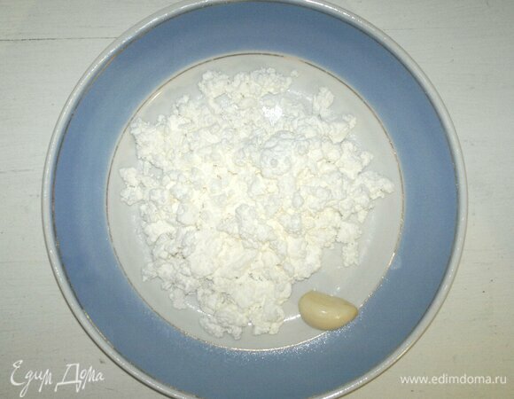 Для начинки чеснок очистить, пропустить через пресс. Соединить творог, чеснок, горчицу, соль, перемешать до однородности. Начинкой наполнить морковные цилиндры.