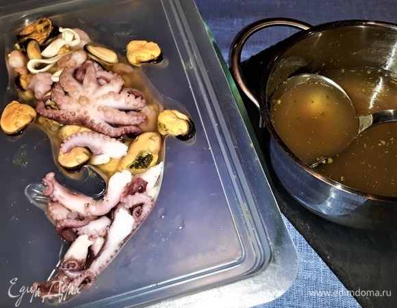 Итак, содержимое пакетика «Приправа для рыбного заливного с желатином» залейте 0,5 л горячей кипяченой воды или бульона (90–95°C), можно использовать рассол из баночек. Постоянно помешивайте до полного растворения желатина. Прелесть в том, что морепродукты уже готовы, их не надо варить. Приготовленным раствором залейте морепродукты.