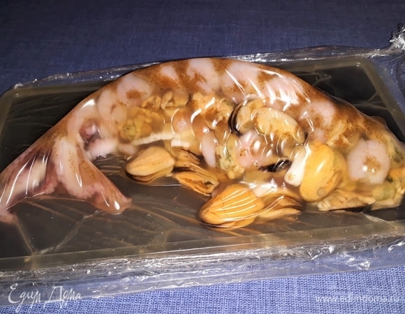 Осталось только снять пленку и переложить «рыбку» на тарелку для подачи.