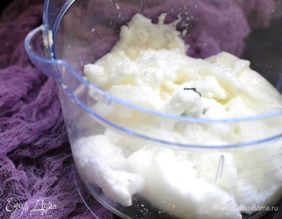 Белки должны быть комнатной температуры! Нагреть кастрюлю с водяной баней. Поставить в нее дежу. Смешать в ней венчиком белки, сахар и щепотку соли. Перемешивая, довести смесь до 60°C или до полного растворения сахара (если захватить пальцами белок, то крупинок быть не должно), поэтому если в размере сахара не уверены, то лучше использовать сахар, грубо смолотый в пудру. Белок положить в чашу для взбивания и взбить до устойчивых пиков и плотной глянцевой пены. Духовку нагреть до 80°C с конвекцией в режиме «верх-низ».