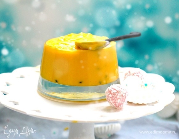 Сварить любимый курд. Я в этот раз взяла все имеющиеся у меня запасы замороженных пюре из тропических фруктов желтого цвета, добавила еще сок лимона. Если пюре замороженное, сначала растопить его и дать остыть. Смешать лимонный сок, пюре, цедру, сахар, яйца и желтки и на водяной бане довести до очень горячего состояния, постоянно помешивая. Варить до состояния, пока курд на загустеет и не будет течь с ложки. Состояние примерно как у негустого картофельного пюре. Можно в холодную смесь сразу добавить 1 ч. л. крахмала, тогда варка пройдет быстрее. В горячую смесь выложить кусочки сливочного масла, размешать до однородности. Процедить курд через мелкое сито, на нем останется цедра и мелкие кусочки заварившегося белка, остудить и выложить в чистую сухую банку. Я варю обычно сразу много курда, он хранится без проблем до 10 суток.