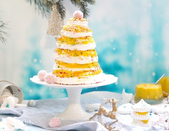 Далее кладем безе поменьше и производим все те же действия до последнего безе. Верхушку можно украсить кокосовыми конфетами. Обязательно охладить десерт несколько часов, чтоб схватился крем. Если вы планируете безе в сборке хранить больше 1 дня, то донышки надо изолировать от влаги с помощью растопленного белого шоколада.