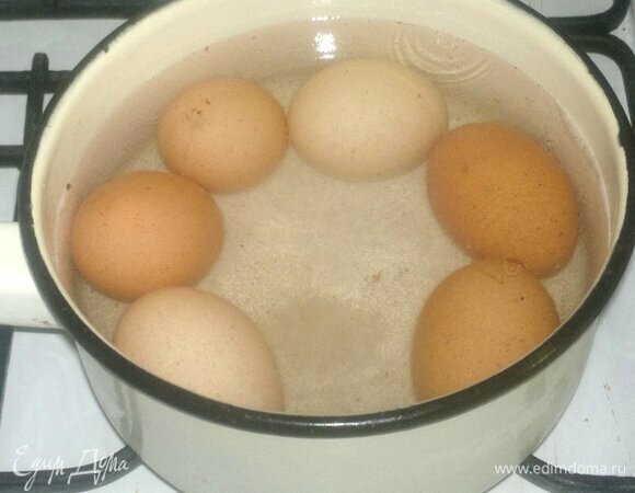 Яйца сварить вкрутую. Охладить в холодной воде.