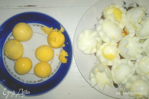 Яйца разрезать поперек зигзагообразно. Достать желтки. У половинок яиц с острым концом срезать немного округлой части для устойчивости.