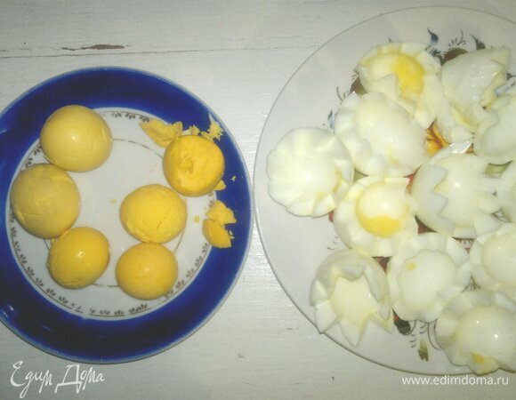 Яйца разрезать поперек зигзагообразно. Достать желтки. У половинок яиц с острым концом срезать немного округлой части для устойчивости.