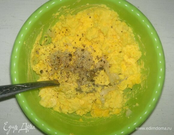 Желтки соединить с майонезом и пропущенным через пресс чесноком, а также солью и перцем. Растереть до однородной массы.