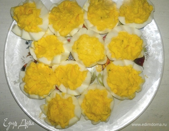 Нафаршировать белки желтковой массой.