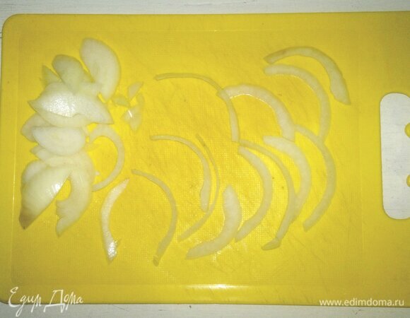 Лук нарезать тонкими полукольцами и выбрать 12 полосок лука для украшения. Остальной лук используйте для других блюд. Филе сельди достать из заливки и обсушить бумажными полотенцами.