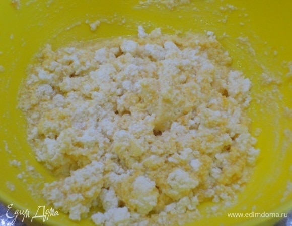 Добавьте лимончелло, цедру апельсина и творог. Если он крупинками, лучше протереть его через сито или пробить погружным блендером. Перемешать все жидкие ингредиенты.