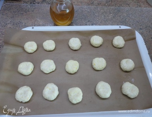 У меня получилось сформировать печенье мокрыми руками в шарики размером с грецкий орех, которые надо слегка прижать пальцем. Или можно выложить печенье с помощью двух чайных ложечек.