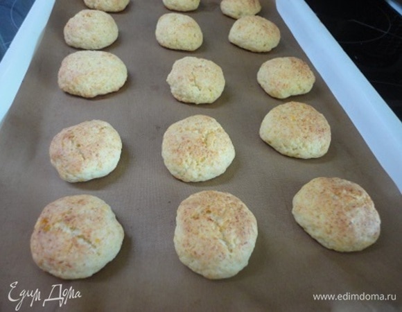 Выпекать 18–20 минут. Ориентируйтесь по своей духовке. Печенье должно подрумяниться.