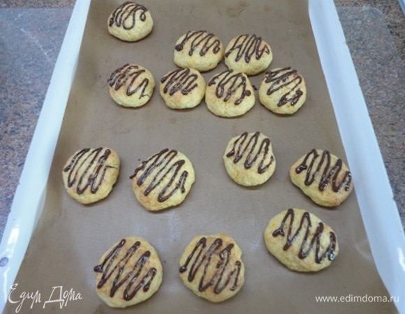 Шоколад растопите на водяной бане или в микроволновке, выложите в целлофановый пакет, сделайте маленькое отверстие и украсьте печенье.