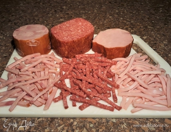 Мясные изделия нарежьте соломкой.