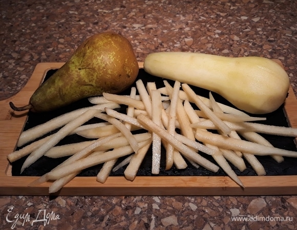 Очистите грушу от кожицы, удалите сердцевину. Мякоть нарежьте соломкой.