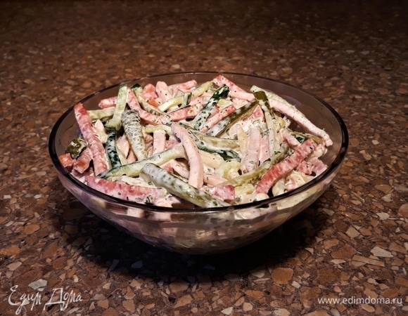 Поместите все ингредиенты в емкость, добавьте заправку, перемешайте.