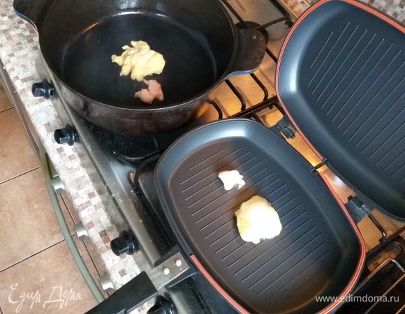 Разогреть сковороду. Растопить на ней топленое сливочное масло. Также можно использовать жир-сырец, срезанный с внутренней части тушек цыплят.