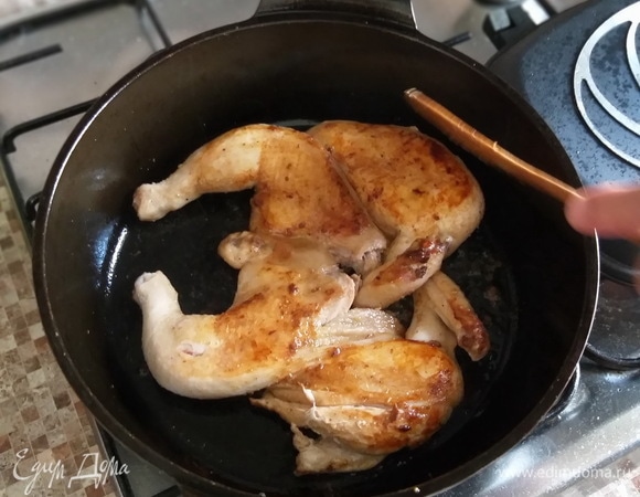 Жарить цыпленка на среднем огне с каждой стороны до золотистой корочки. Примерно по 10–15 минут. Важно под сковородой поддерживать среднюю температуру, чтобы цыпленок хорошо зажаривался, но ни в коем случае не горел!