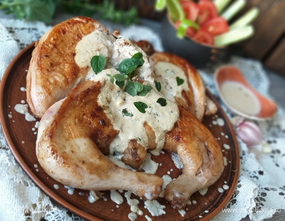 Готовим «снежный» соус. Чеснок мелко порубить и обжарить в той же сковороде на масле, оставшемся после жарки цыпленка. Влить в сковороду сливки, перемешать, прогреть, посолить, поперчить и снять с огня. Залить цыпленка этим вкуснейшим сливочно-чесночным соусом и сразу подавать к столу!