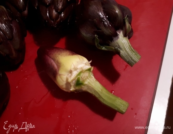 Оторвите внешние жесткие лепестки. Внутренние лепестки нежно-зеленые и мягкие у основания. Очистите ножку от внешней кожуры.