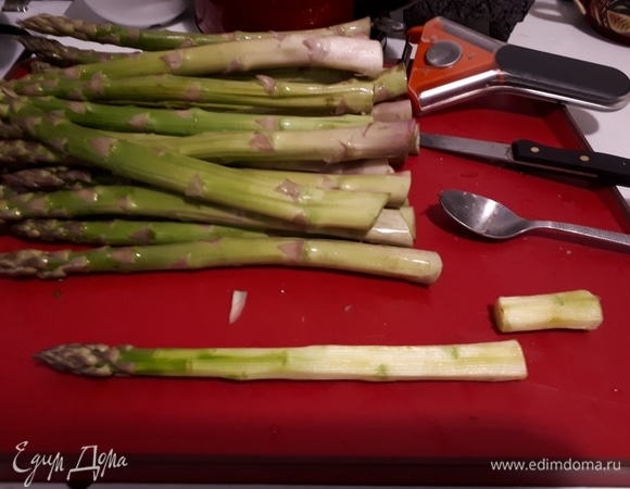 Очистите спаржу и срежьте примерно 2 см ножки. Спаржу можно не чистить, но волокна шкурки могут оказаться довольно жесткими. Если у вас есть пароварка, то приготовьте спаржу в режиме для зеленых овощей в течение 20 минут. Если пароварки нет, то отварите спаржу в кастрюле. Для этого влейте в большую кастрюлю (чтобы спаржа помещалась лежа) кипящую воду до половины, посолите. Свяжите спаржу, чтобы ее можно было поставить вертикально. Поставьте спаржу вертикально в кипящую воду на 5 минут, затем опустите ее в кастрюлю целиком и варите еще 5 минут. Таким образом, ножка и побег будут одной консистенции.