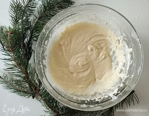В глубокую миску разбить яйцо, добавить соль, сахар, взбить. Затем влить подсолнечное масло, добавить йогурт и еще немного взбить. Добавить просеянную муку, крахмал и разрыхлитель, перемешать.
