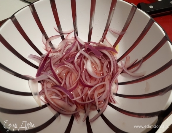 Тонко нашинкуйте лук, ошпарьте кипящей водой, затем добавьте немого лимонного сока. Лук даст прекрасный розовый цвет.