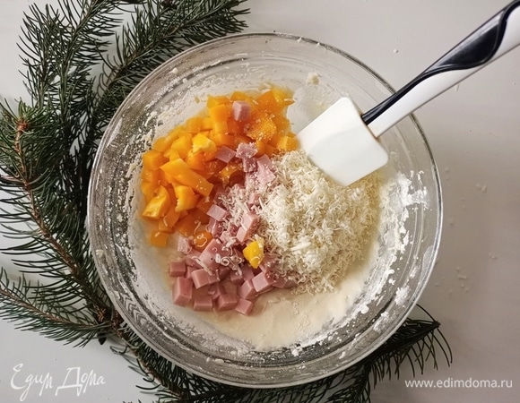 В тесто добавить перец, ветчину и сыр, перемешать.