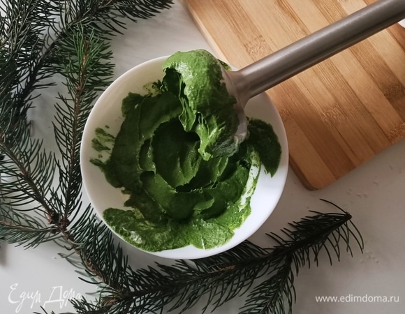 Сварить шпинат до готовности (5–6 минут после закипания воды). Хорошо отжать, добавить сливочный сыр и пробить блендером.