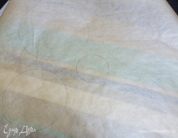 На бумаге для выпечки нарисовать круги разного диаметра, чтобы потом на них выложить безе.