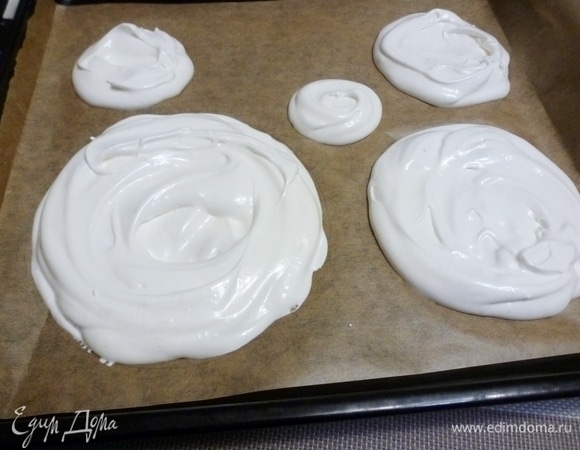 Пока вы взбиваете белки, нужно включить духовку на 130°С и прогреть ее. Сушить безе 15–20 минут. Затем убавить температуру до 100°С и сушить еще час-полтора. Выключить духовку и дать ей полностью остыть. В первые полчаса духовку не открывать, белки могут осесть! Безе должно подсохнуть сверху, попробуйте пальцем. Поверхность должна быть сухой и твердой, а внутри масса должна остаться тягучей. Оставьте коржи остывать. Можно оставить на ночь, если собираетесь десерт готовить на следующий день. Несколько слов о бумаге: она у меня силиконизированная, я ее ничем не смазывала, и коржи прекрасно от нее отошли.